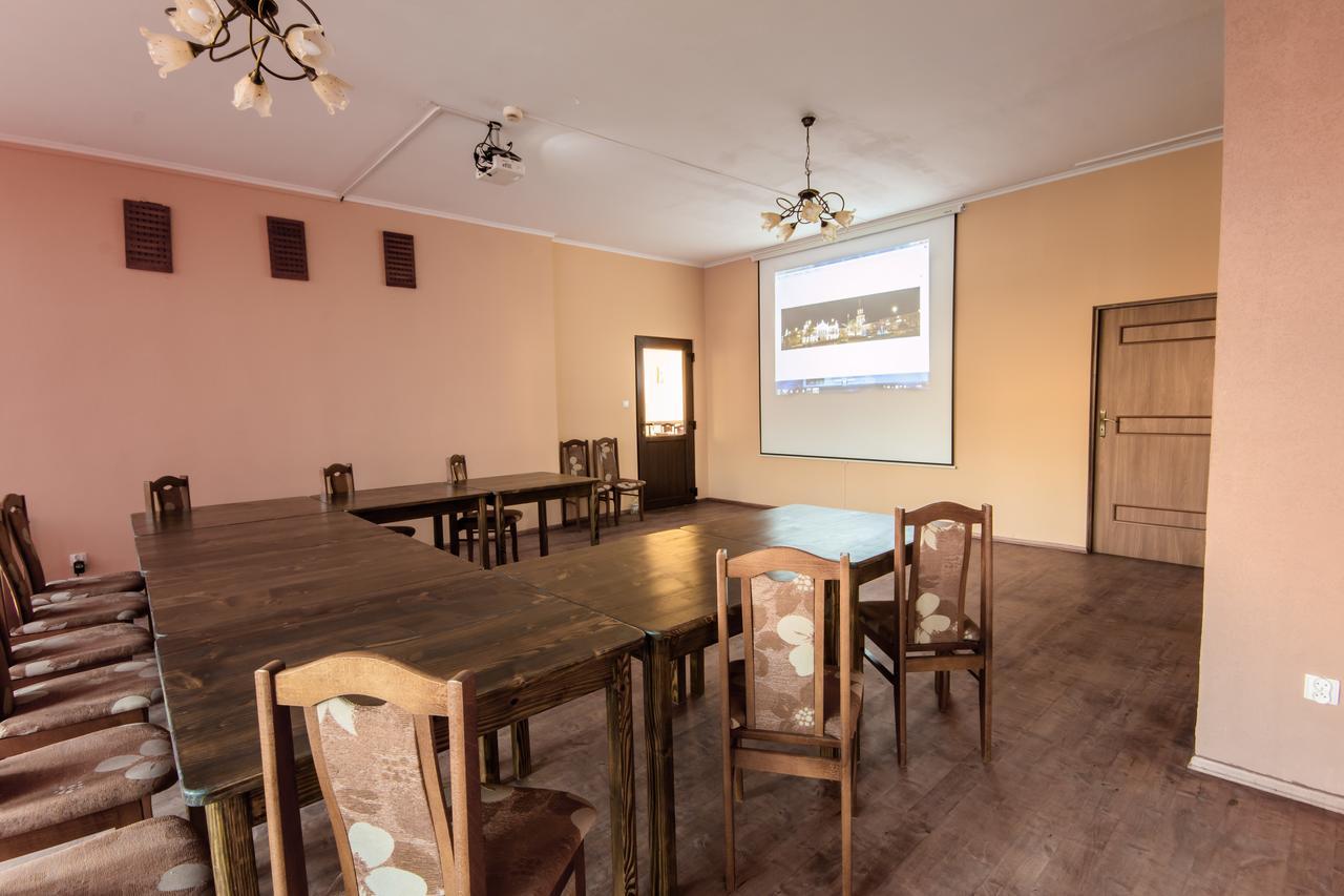 Dom Turysty Sanok Aparthotel Exterior foto