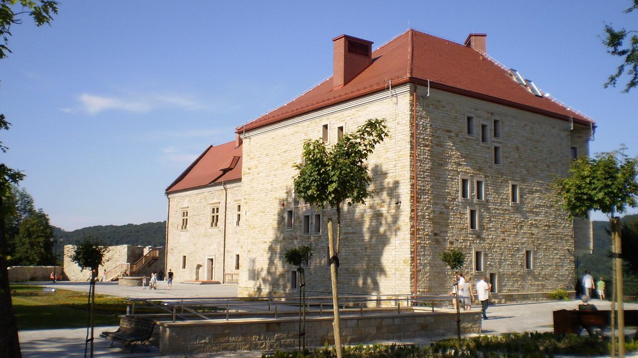 Dom Turysty Sanok Aparthotel Exterior foto
